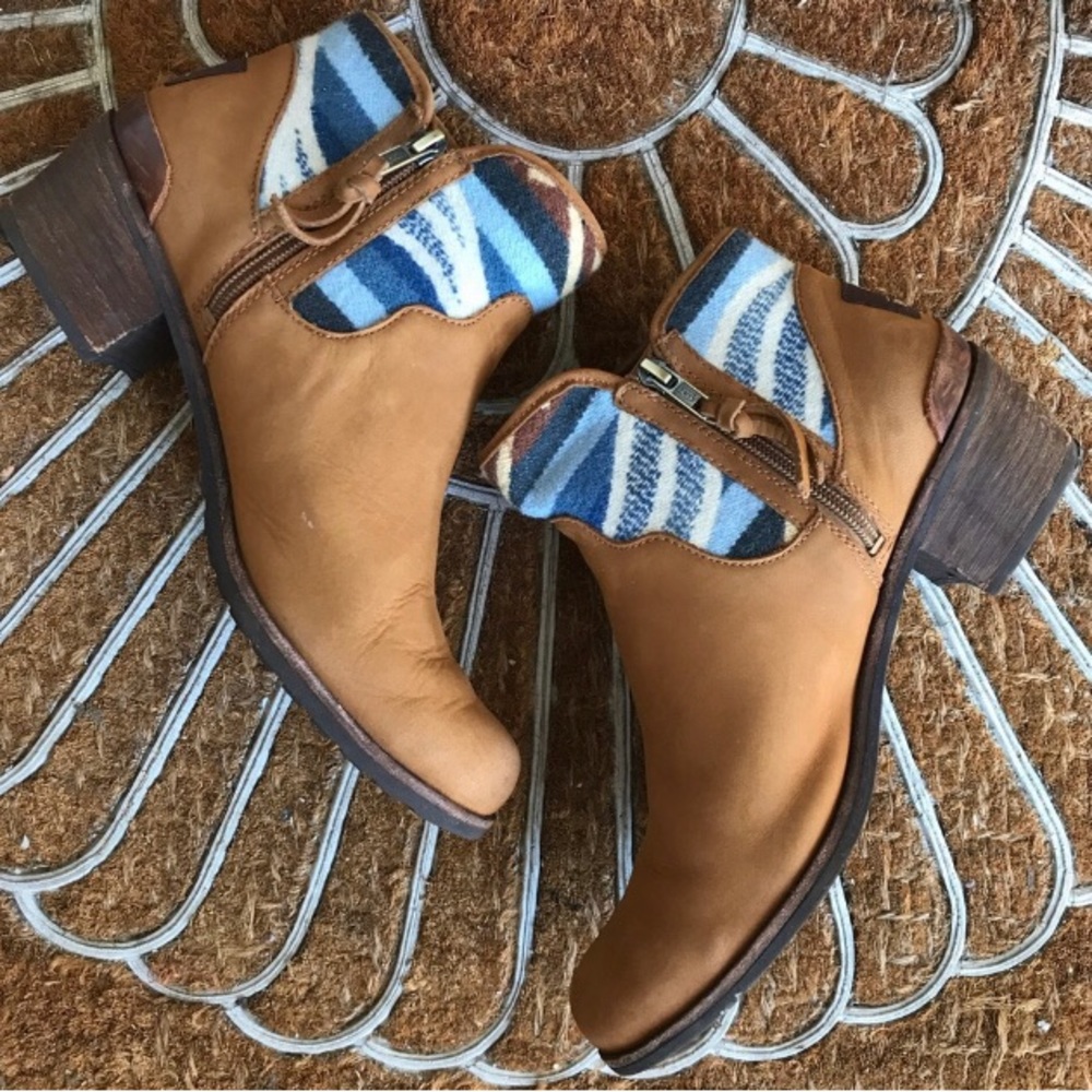 UGG Pendelton Boots Booties Penelope S-10 EUC